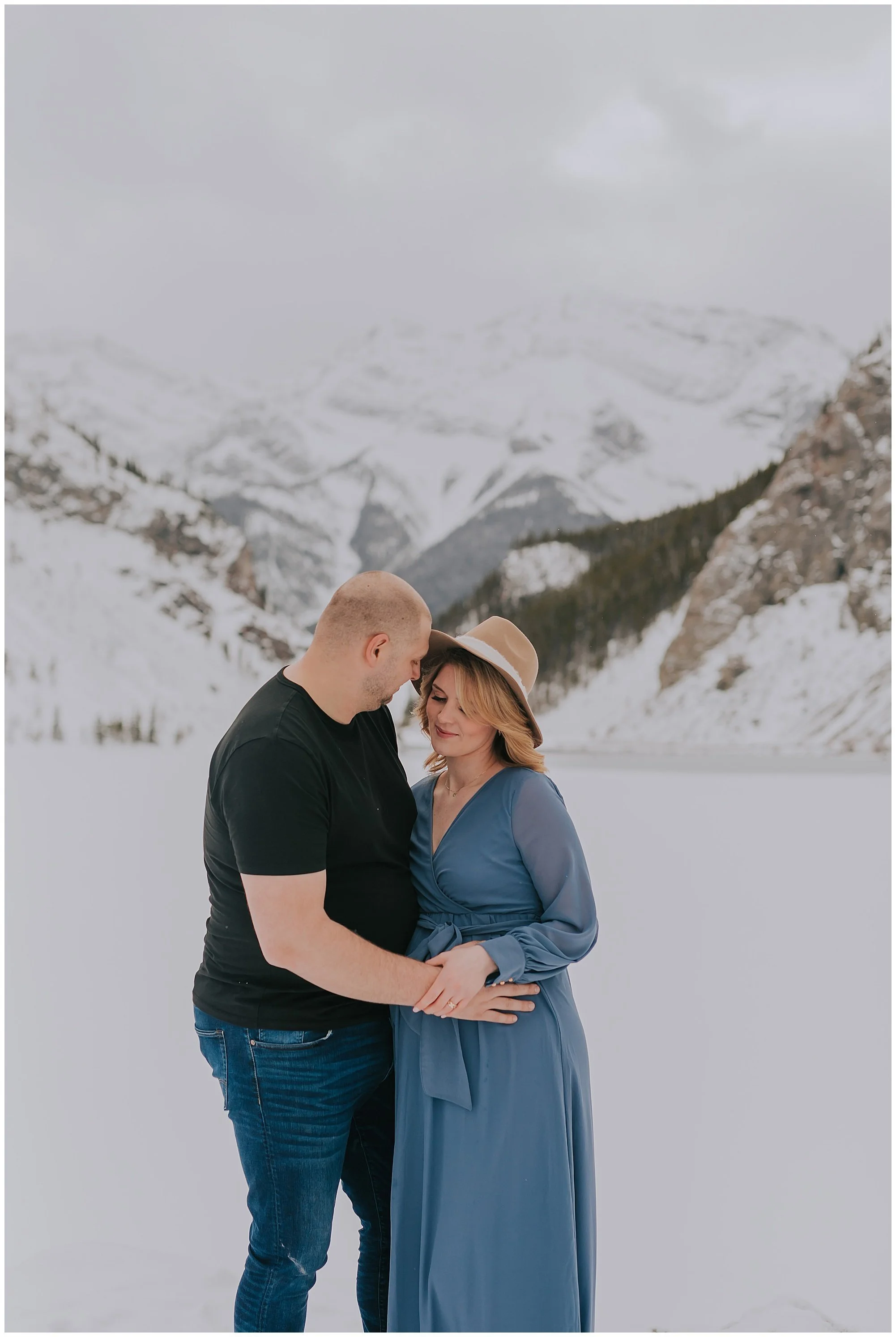 WINTER MATERNITY SESSION IN CANMORE