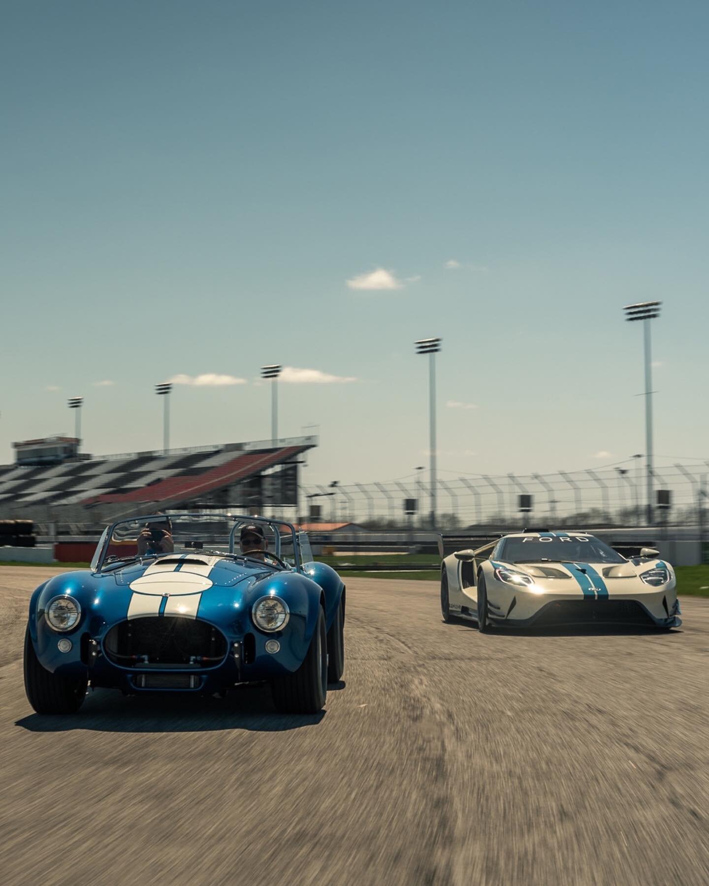 A true classic vs a modern track monster. You don&rsquo;t want to miss this set. Start swiping 👈!

&mdash;&mdash;&mdash;&mdash;&mdash;&mdash;&mdash;&mdash;
#shelbycobra #fordgtsupercar #fordgt #fordgtclub #fordperformance #fordracing #ford #wwtracew