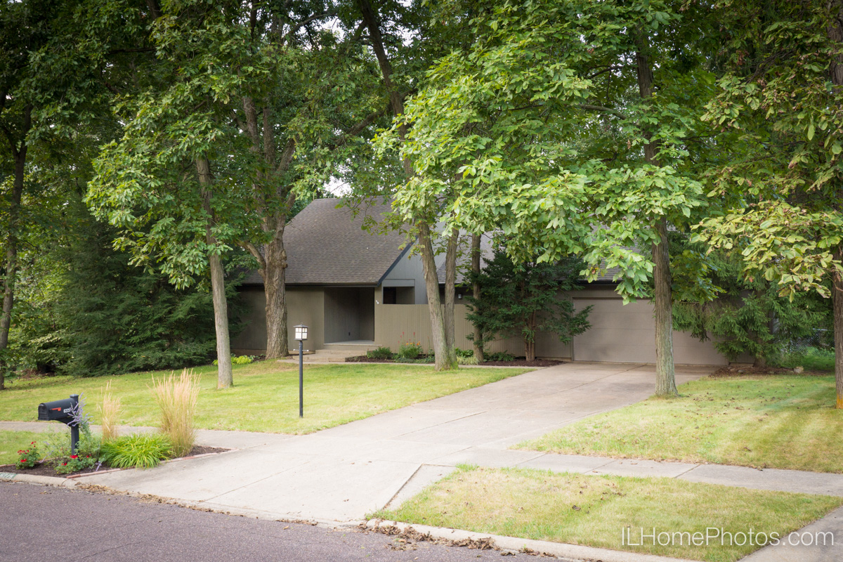 Exterior home photograph for real estate in Peoria, IL :: Illinois Home Photography by Michael Gowin, Lincoln, IL