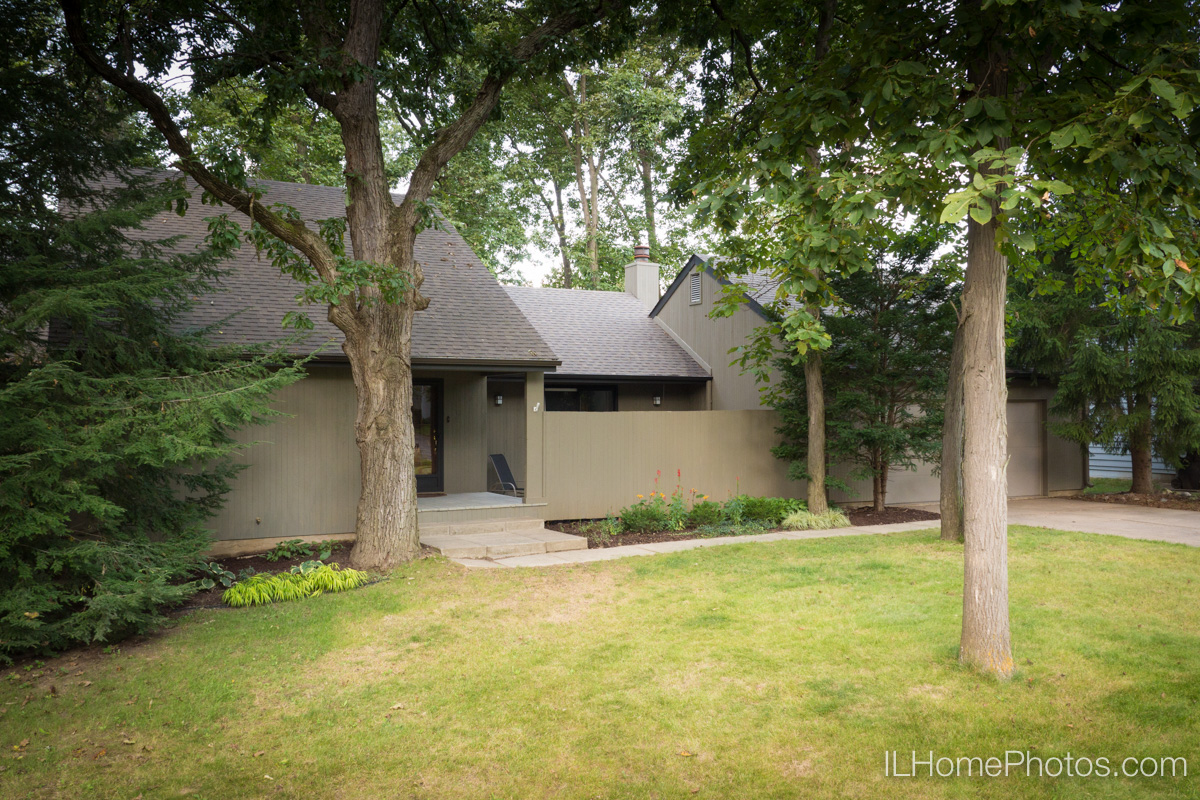 Exterior home photograph for real estate in Peoria, IL :: Illinois Home Photography by Michael Gowin, Lincoln, IL
