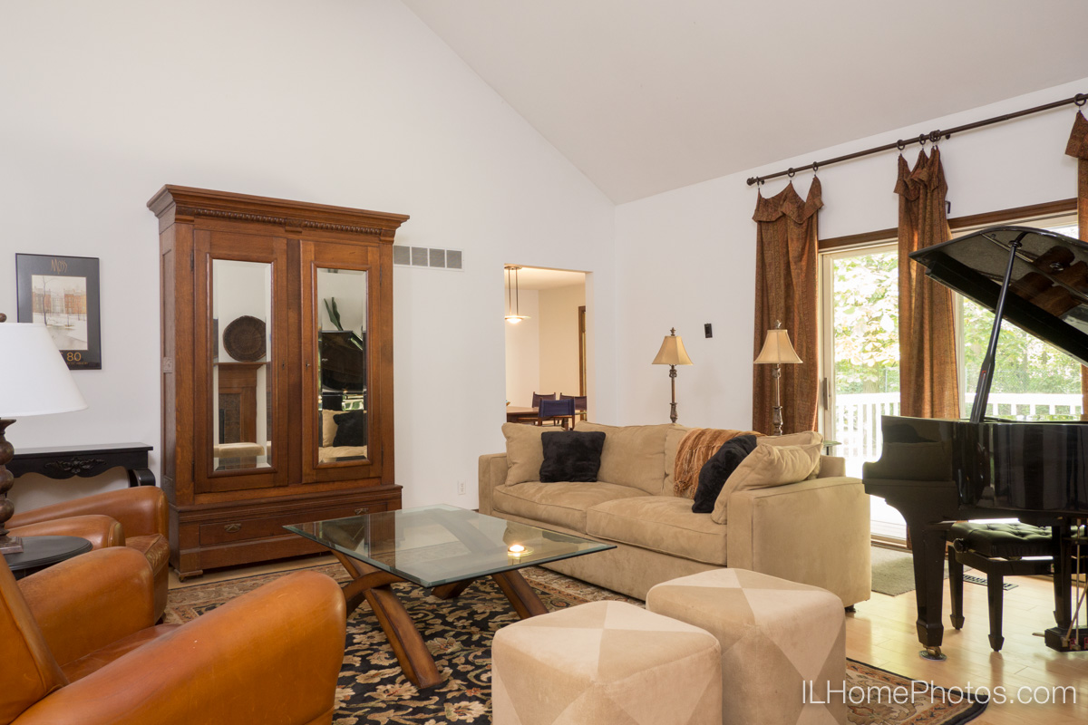 Interior living room photograph for real estate in Peoria, IL :: Illinois Home Photography by Michael Gowin, Lincoln, IL