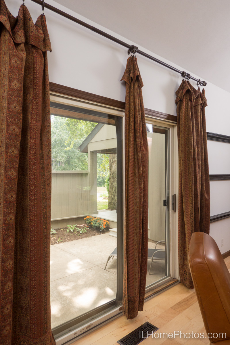 Interior living room photograph for real estate in Peoria, IL :: Illinois Home Photography by Michael Gowin, Lincoln, IL