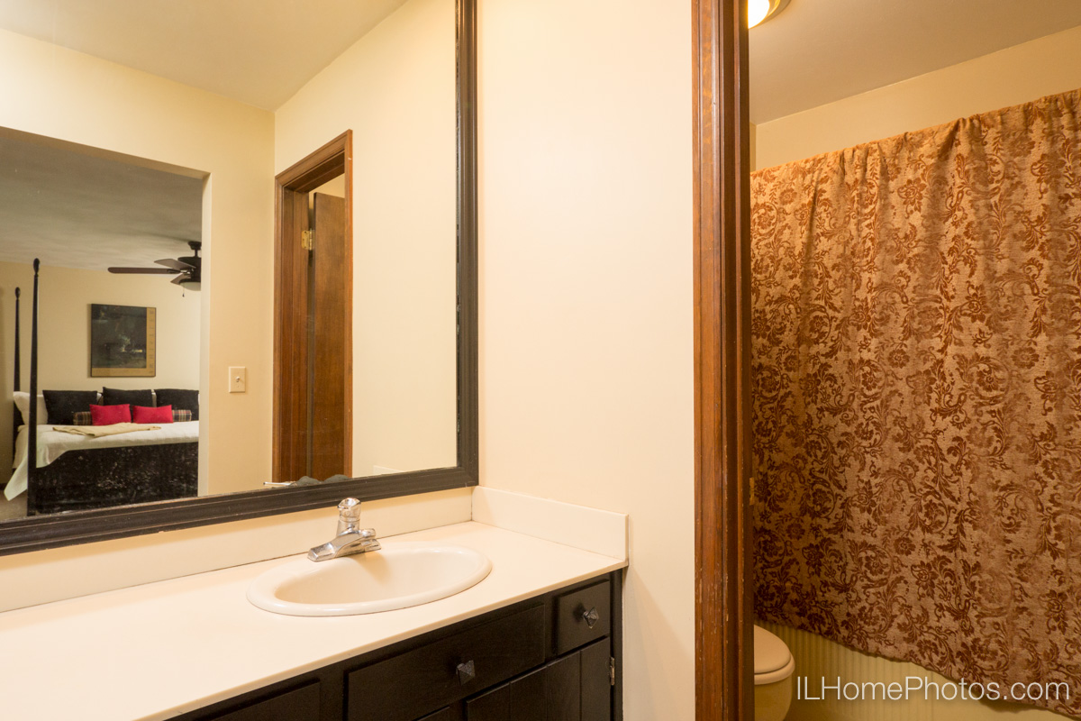 Interior master bathroom photograph for real estate in Peoria, IL :: Illinois Home Photography by Michael Gowin, Lincoln, IL