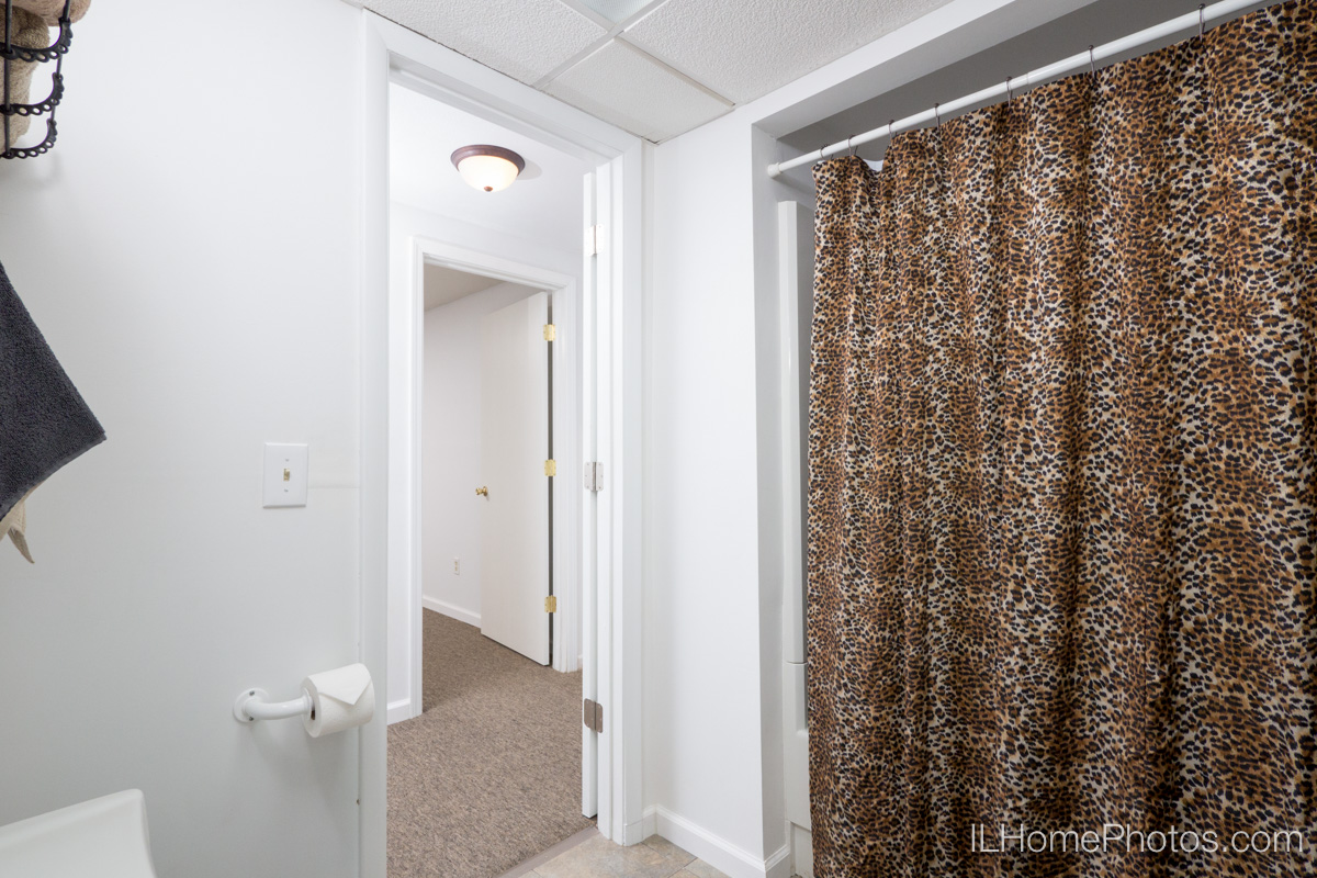Interior bathroom photograph for real estate in Peoria, IL :: Illinois Home Photography by Michael Gowin, Lincoln, IL