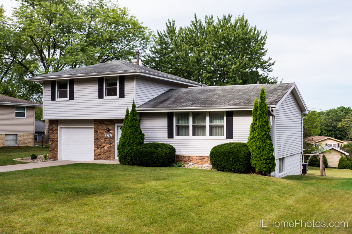 Exterior home photograph for real estate in Peoria, IL :: Illinois Home Photography by Michael Gowin, Lincoln, IL