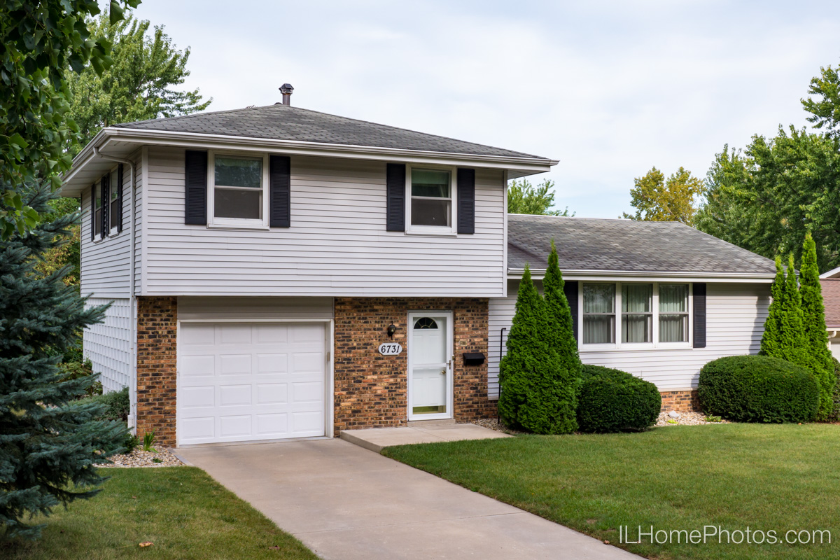 Exterior home photograph for real estate in Peoria, IL :: Illinois Home Photography by Michael Gowin, Lincoln, IL