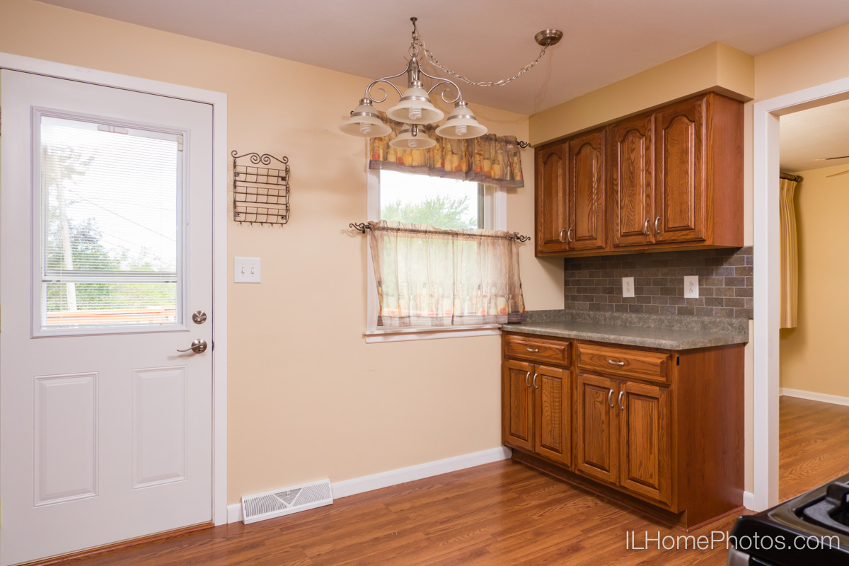 Interior kitchen photograph for real estate in Peoria, IL :: Illinois Home Photography by Michael Gowin, Lincoln, IL