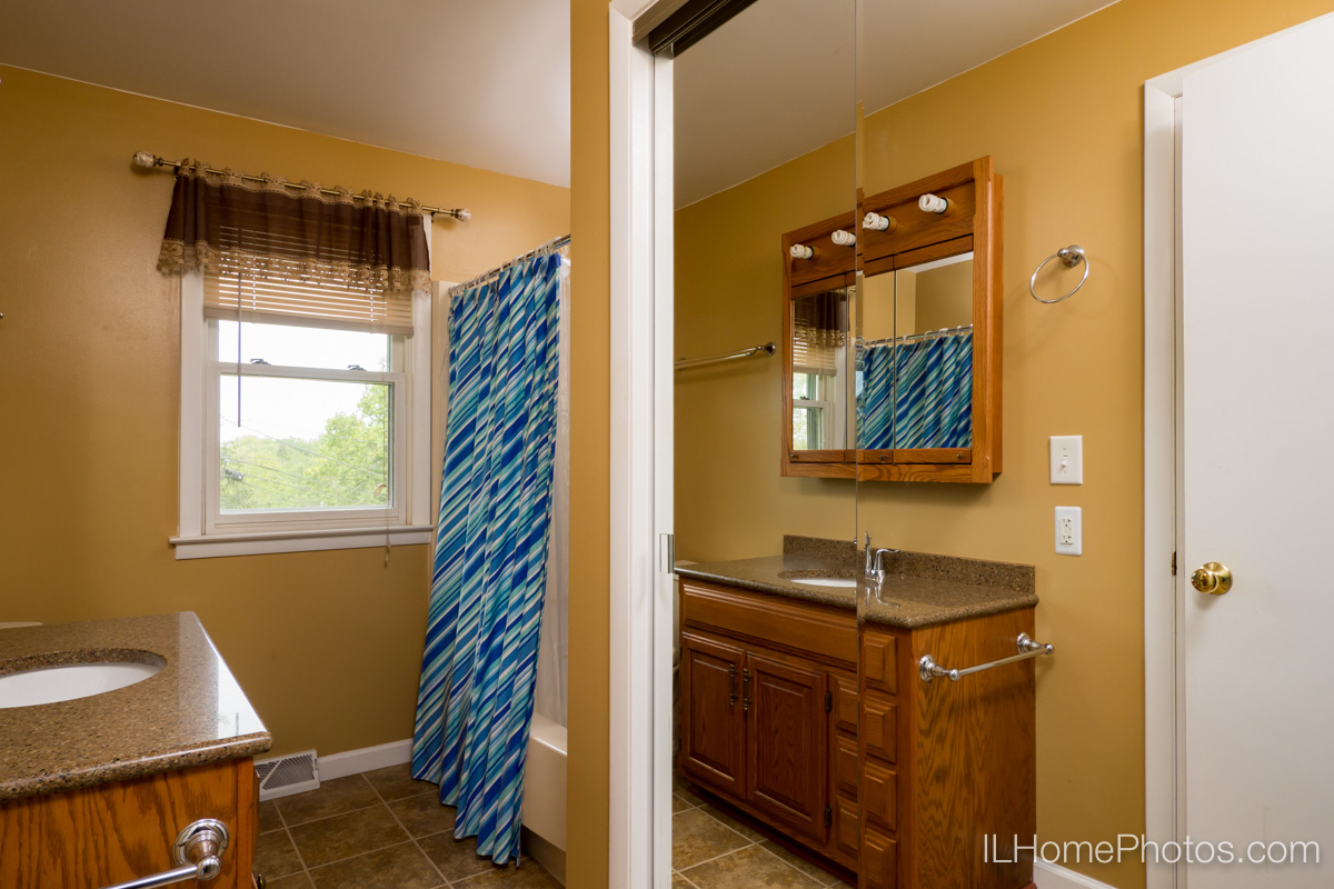 Interior bathroom photograph for real estate in Peoria, IL :: Illinois Home Photography by Michael Gowin, Lincoln, IL