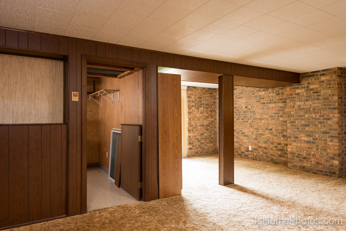 Interior family room photograph for real estate in Peoria, IL :: Illinois Home Photography by Michael Gowin, Lincoln, IL