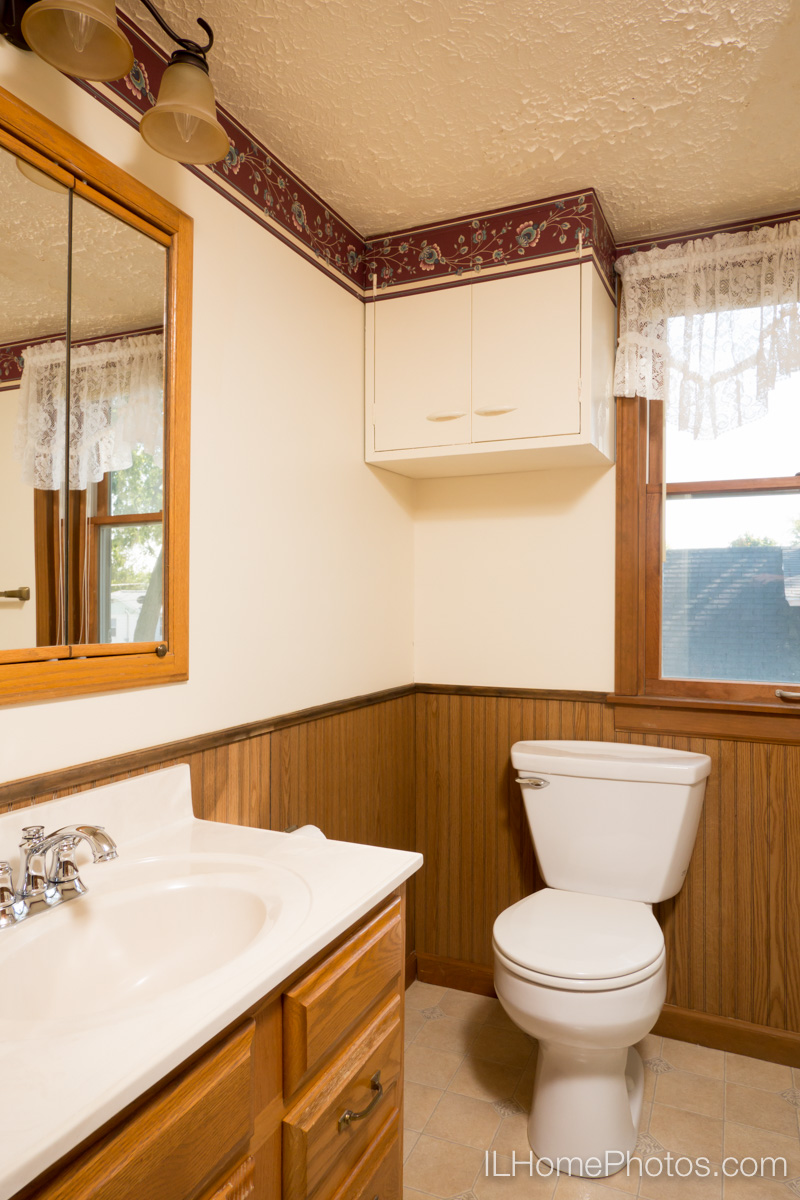 Interior bathroom photograph for real estate in Bloomington, IL :: Illinois Home Photography by Michael Gowin, Lincoln, IL