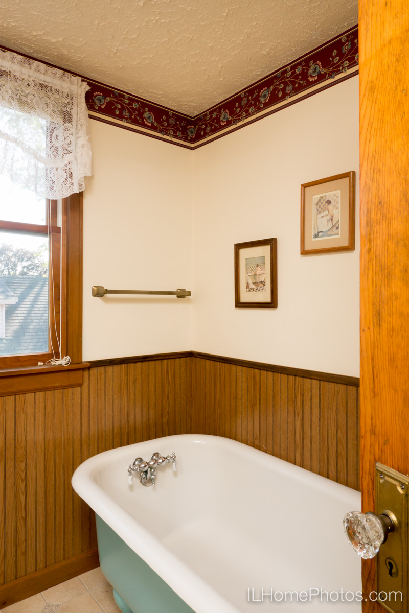 Interior bathroom photograph for real estate in Bloomington, IL :: Illinois Home Photography by Michael Gowin, Lincoln, IL