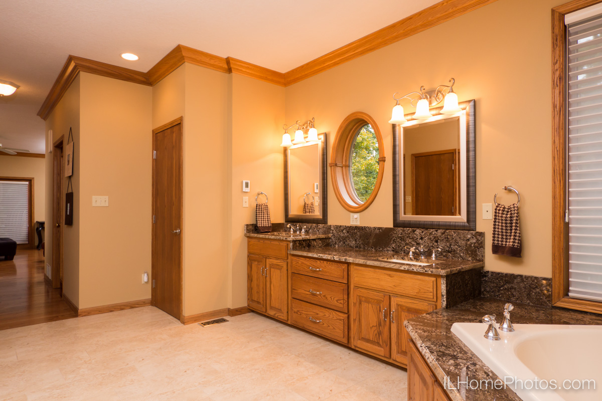 Interior master bathroom photograph for real estate in Elkhart, IL :: Illinois Home Photography by Michael Gowin, Lincoln, IL