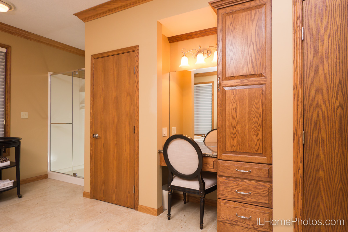 Interior master bathroom photograph for real estate in Elkhart, IL :: Illinois Home Photography by Michael Gowin, Lincoln, IL
