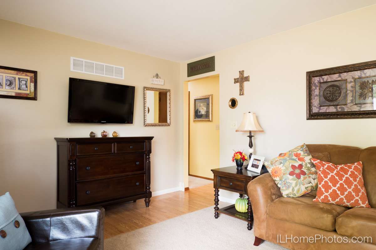 Interior living room photograph for real estate in Morton, IL :: Illinois Home Photography by Michael Gowin, Lincoln, IL