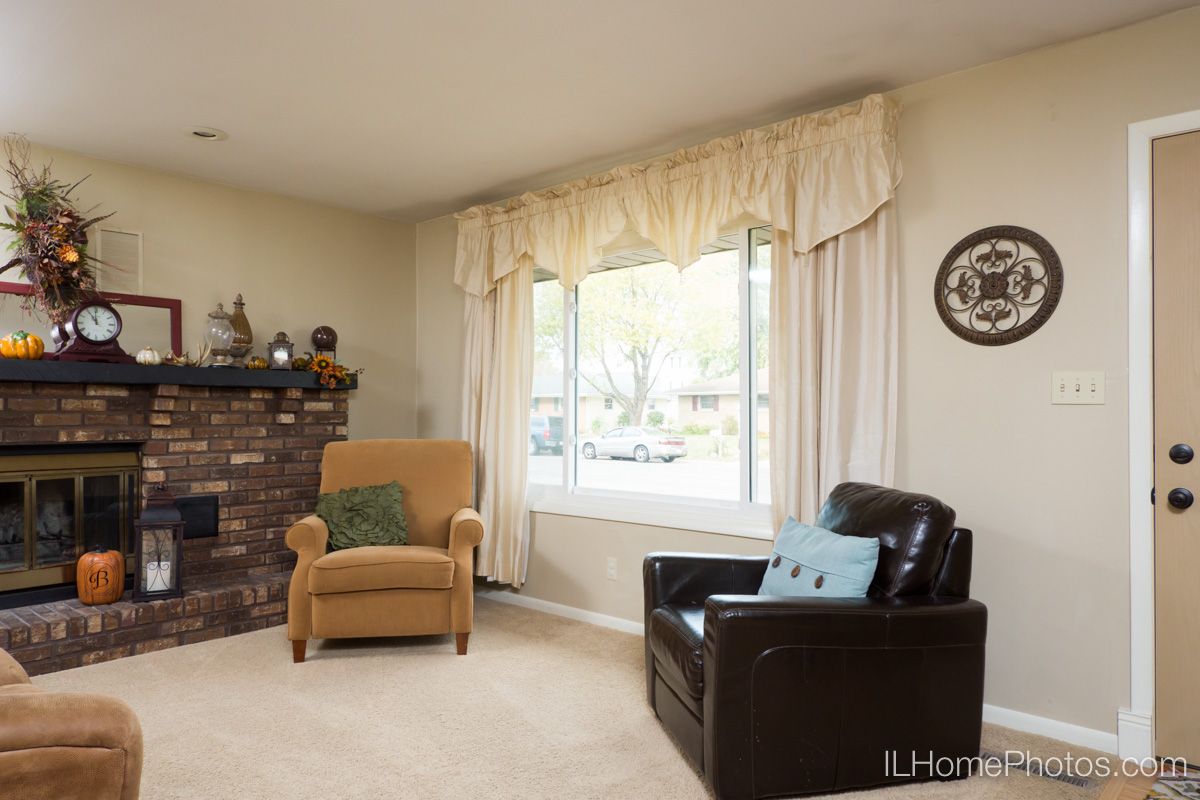 Interior living room photograph for real estate in Morton, IL :: Illinois Home Photography by Michael Gowin, Lincoln, IL