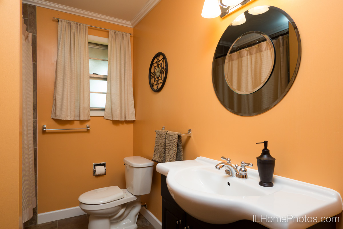 Interior bathroom photograph for real estate in Morton, IL :: Illinois Home Photography by Michael Gowin, Lincoln, IL