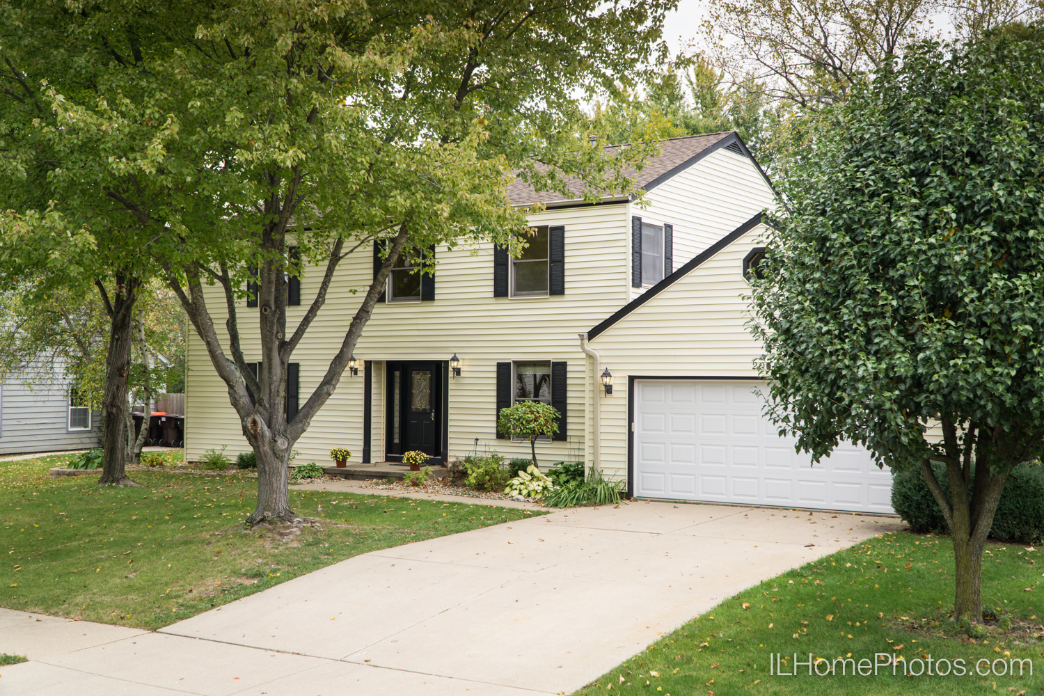 Exterior home photograph for real estate in Peoria, IL :: Illinois Home Photography by Michael Gowin, Lincoln, IL