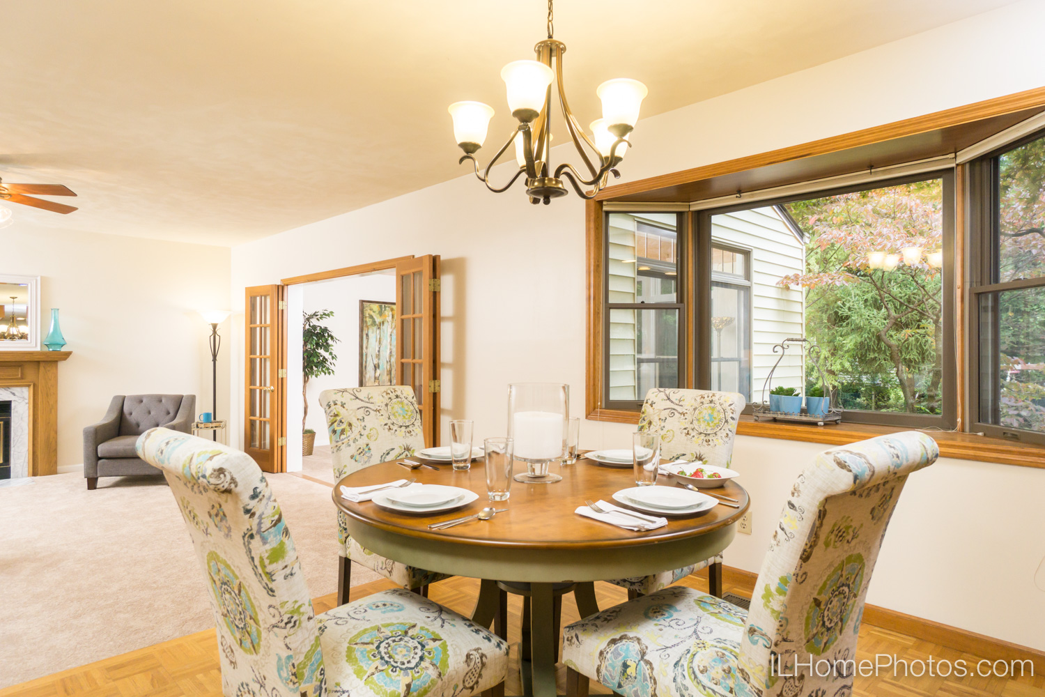 Interior dining area photograph for real estate in Peoria, IL :: Illinois Home Photography by Michael Gowin, Lincoln, IL