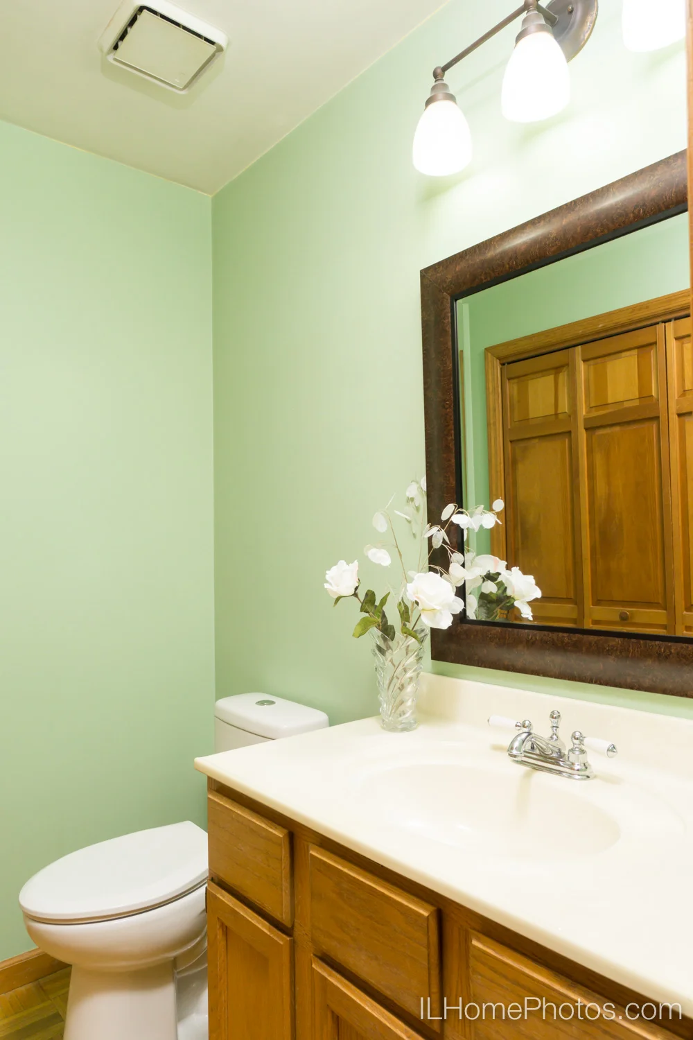 Interior bathroom photograph for real estate in Peoria, IL :: Illinois Home Photography by Michael Gowin, Lincoln, IL