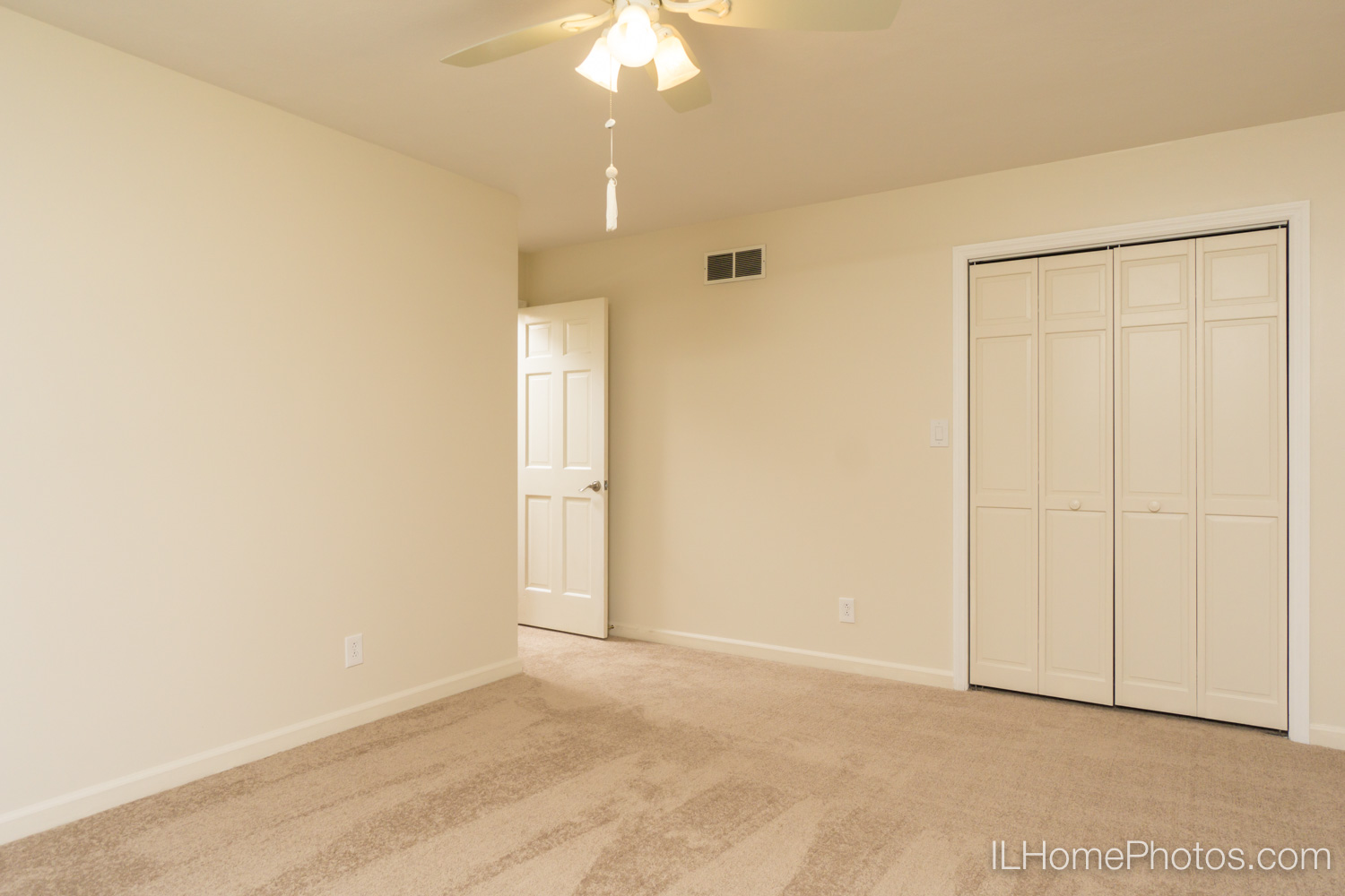 Interior bedroom photograph for real estate in Peoria, IL :: Illinois Home Photography by Michael Gowin, Lincoln, IL