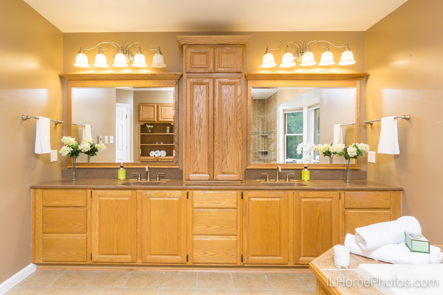Interior master bathroom photograph for real estate in Peoria, IL :: Illinois Home Photography by Michael Gowin, Lincoln, IL
