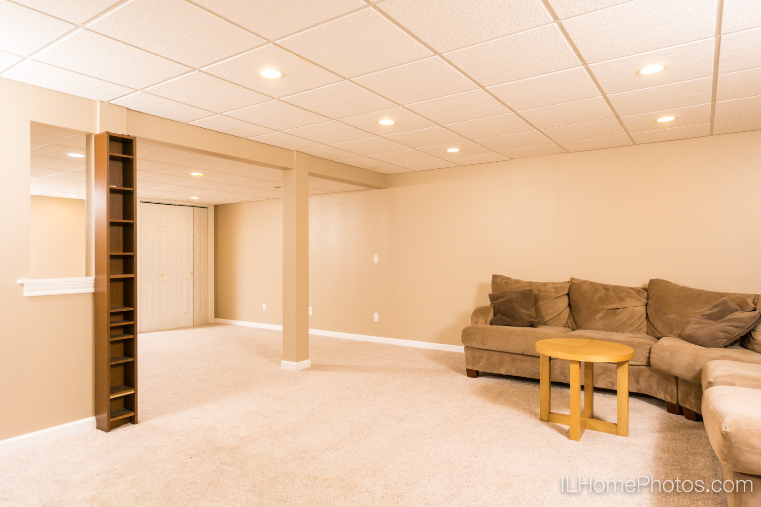 Interior family room photograph for real estate in Peoria, IL :: Illinois Home Photography by Michael Gowin, Lincoln, IL