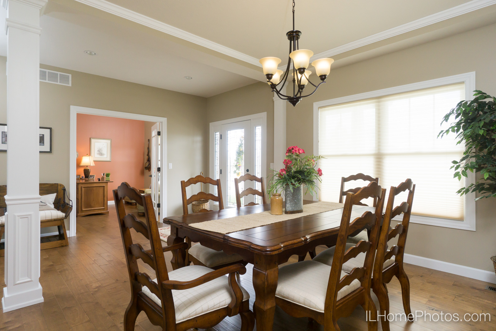 Interior dining room photograph for real estate in Springfield, IL :: Illinois Home Photography by Michael Gowin, Lincoln, IL