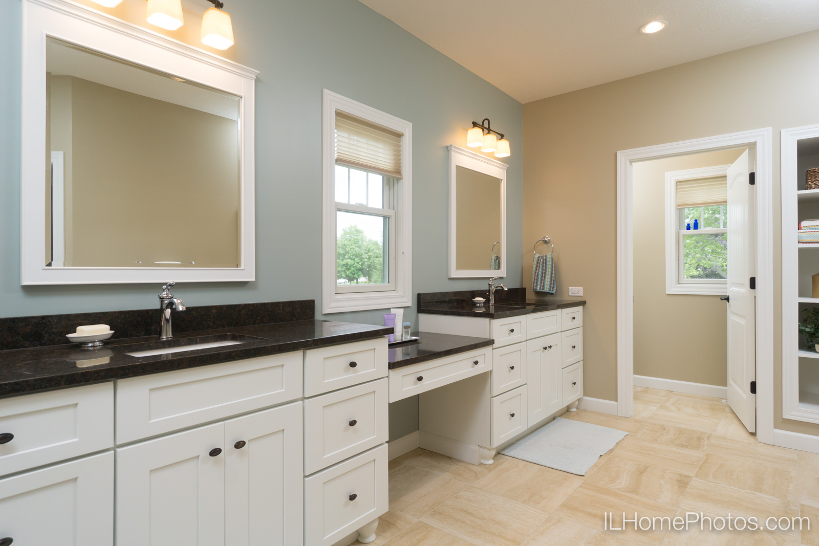 Interior master bathroom photograph for real estate in Springfield, IL :: Illinois Home Photography by Michael Gowin, Lincoln, IL