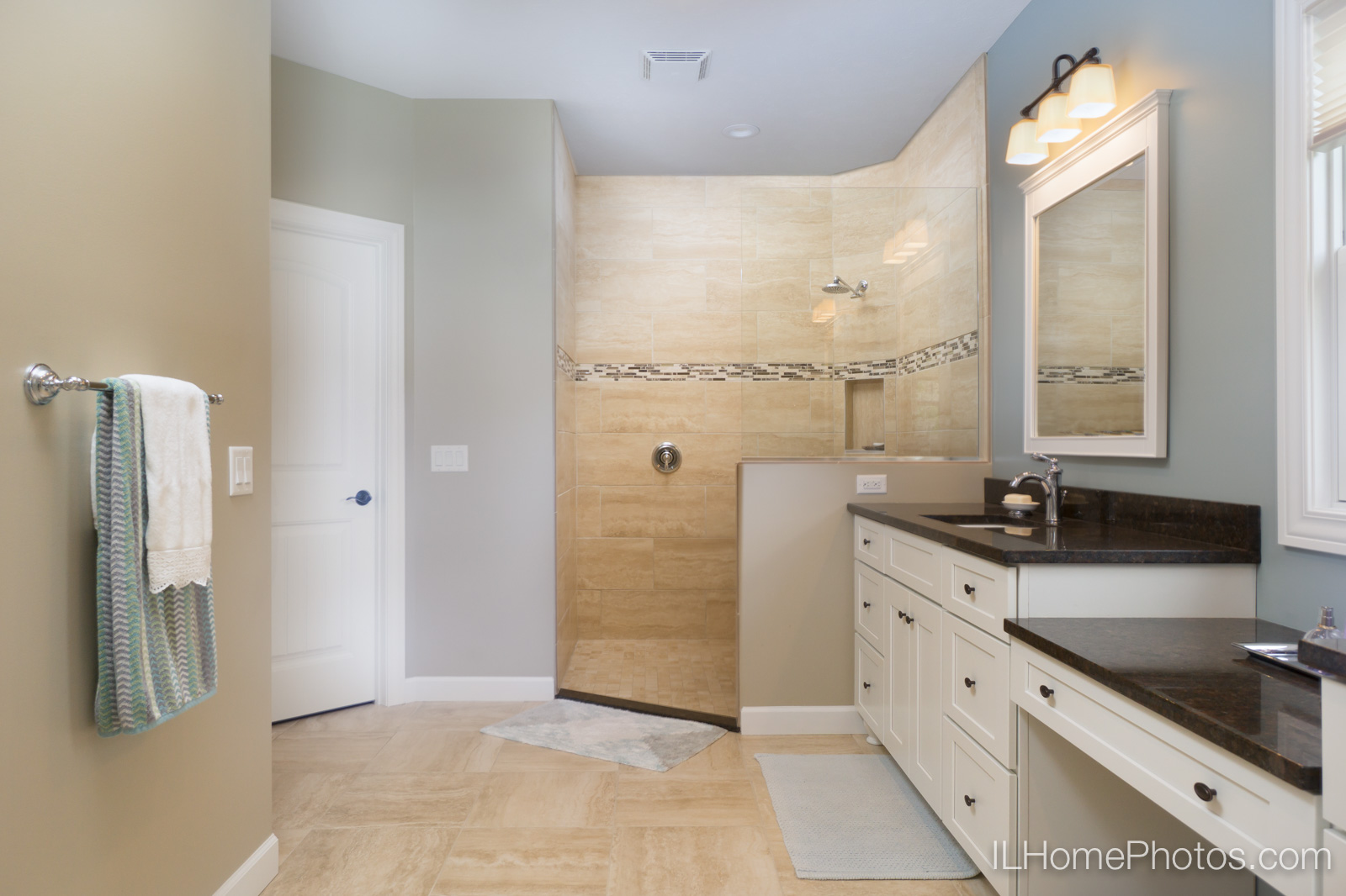 Interior master bathroom photograph for real estate in Springfield, IL :: Illinois Home Photography by Michael Gowin, Lincoln, IL