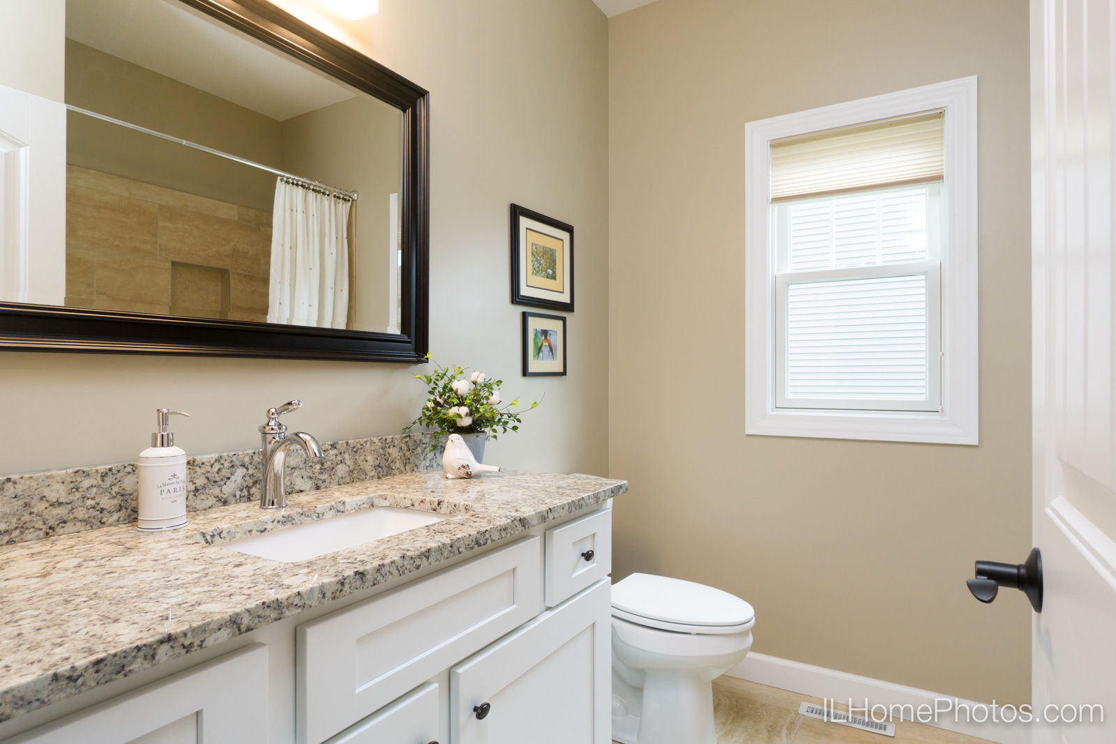 Interior bathroom photograph for real estate in Springfield, IL :: Illinois Home Photography by Michael Gowin, Lincoln, IL