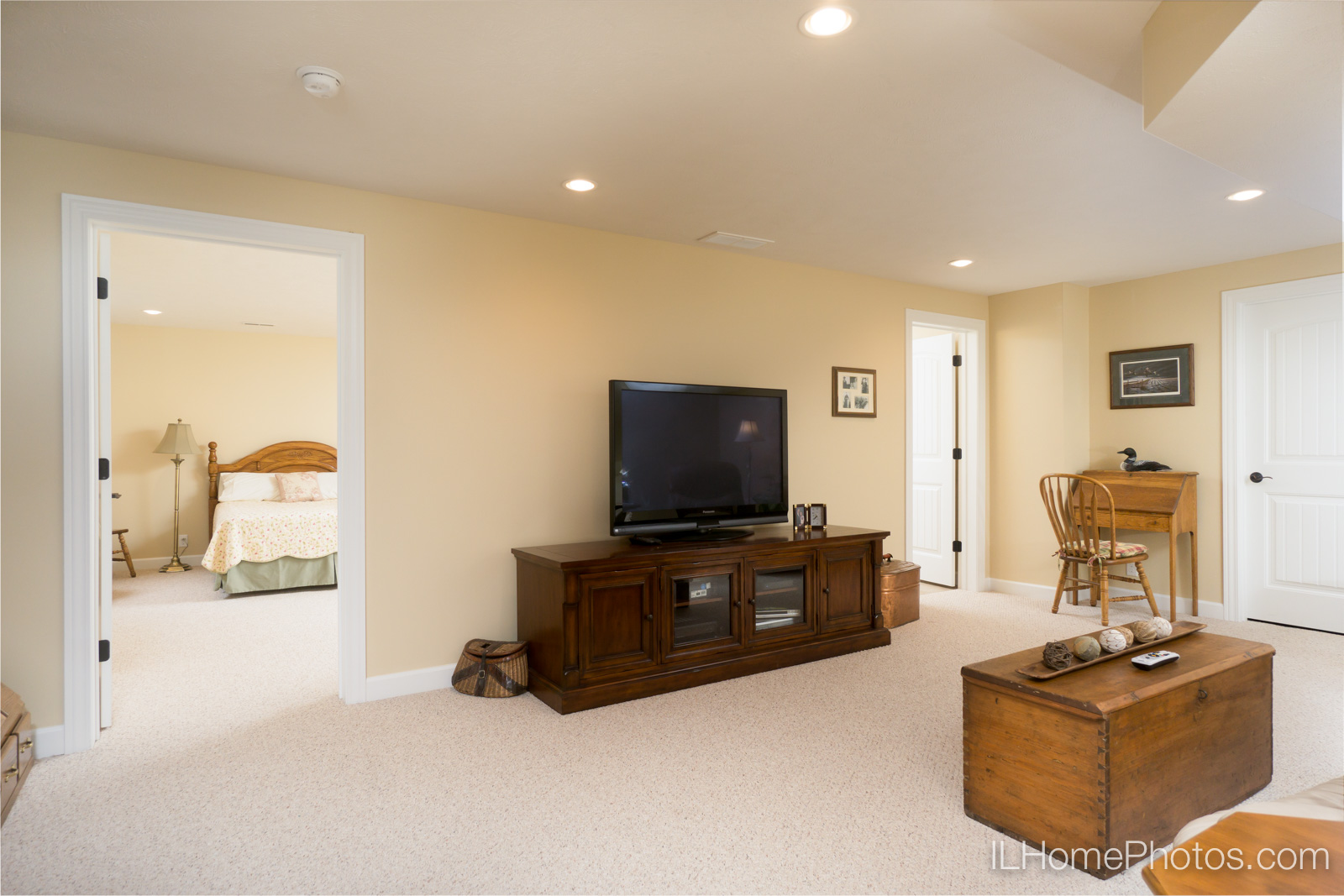 Interior family room photograph for real estate in Springfield, IL :: Illinois Home Photography by Michael Gowin, Lincoln, IL