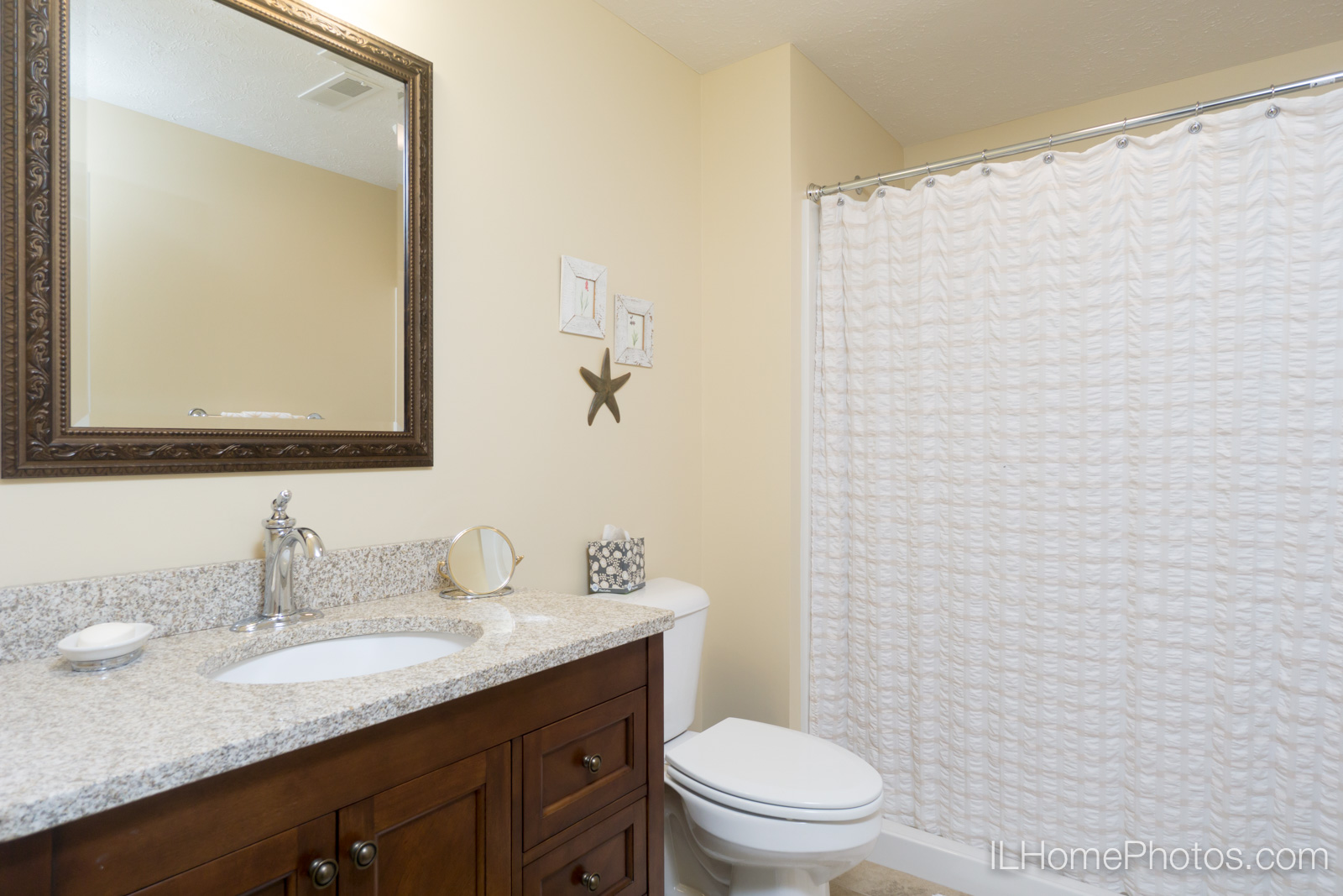 Interior bathroom photograph for real estate in Springfield, IL :: Illinois Home Photography by Michael Gowin, Lincoln, IL