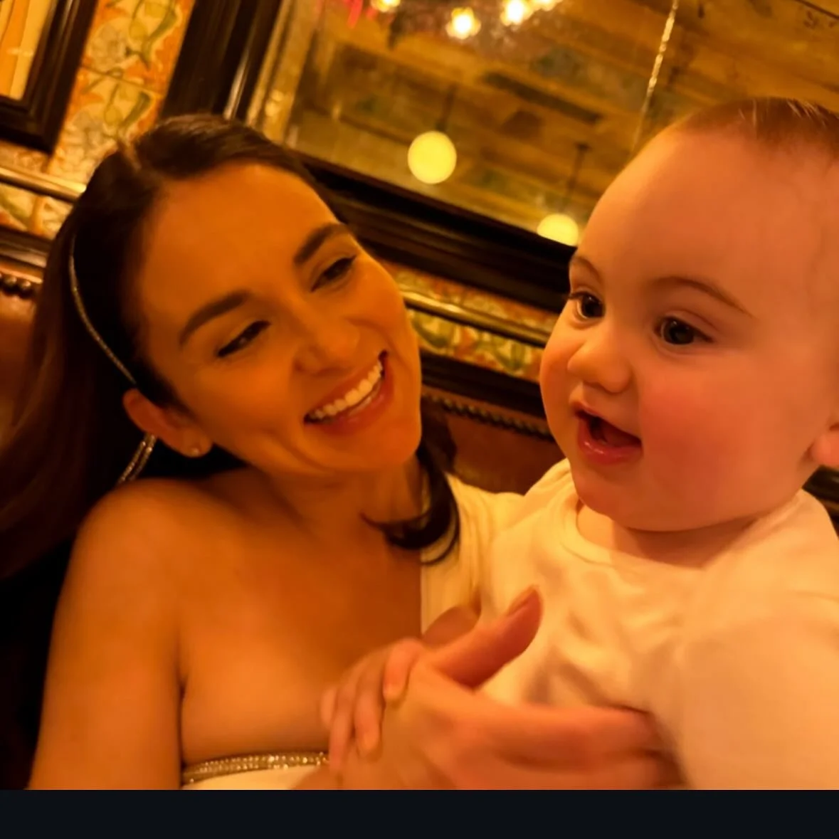 Happy Mother&rsquo;s Day 🤍 May your day be filled with love and joy and hugs and flowers and phone calls from loved ones and maybe a foot rub or some chocolate or ice cream and lots of pictures! 🤍🤍🤍🤍
📸: @jufriend