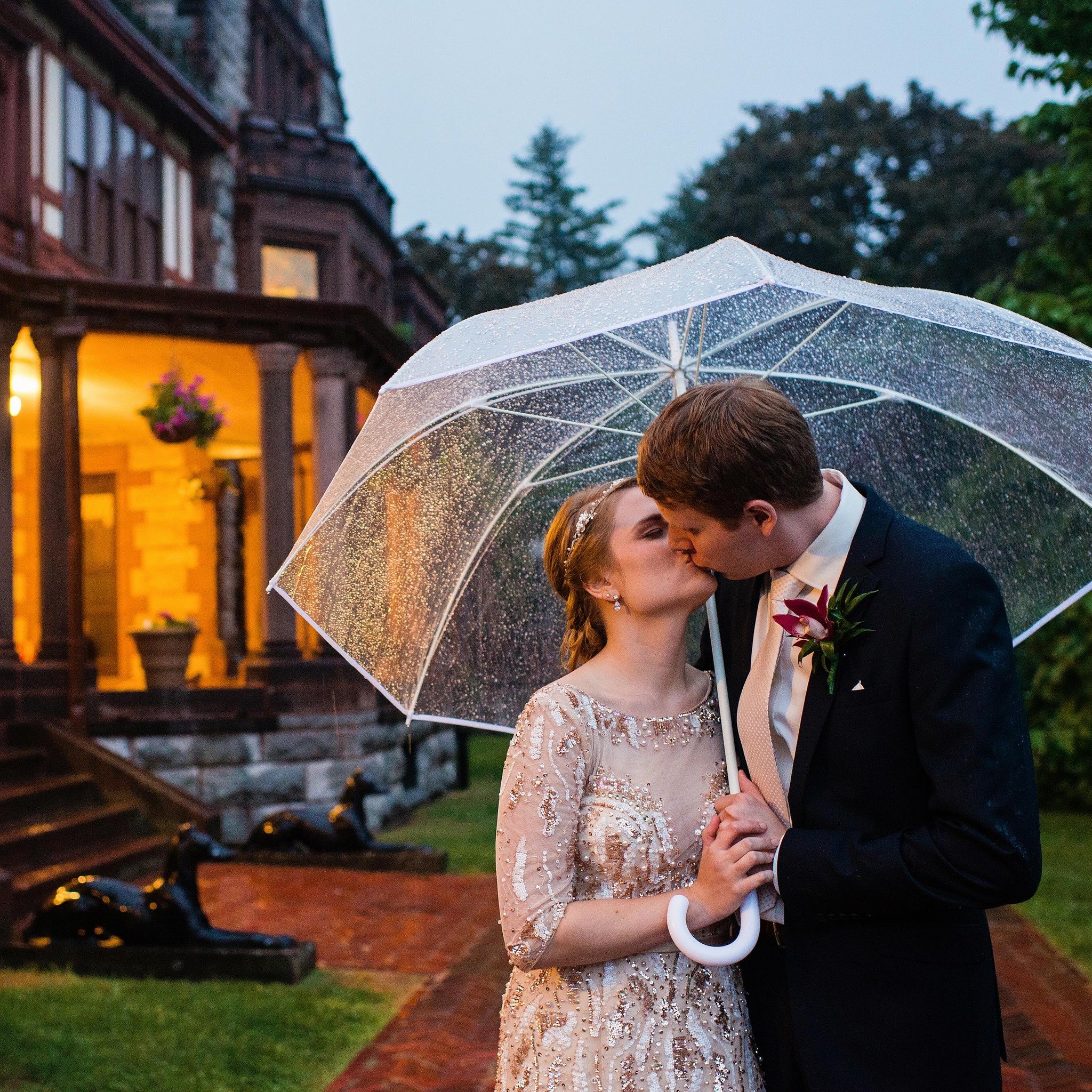 Rainy day throwback to my favorite rainy wedding day couple! ☔️💧

PS I&rsquo;m sooooo excited to see you guys again soon!!! 🥰