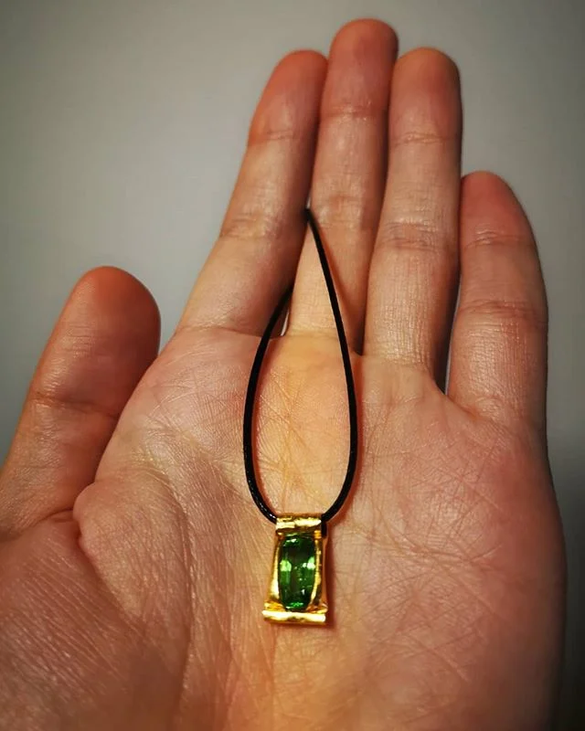 [Archive] Medal of Mercury

Mint Meralani Colour Change Garnet in 24K Gold, in the good company of @later.graeme

#finegold #garnet #colourchange #medal #mercury