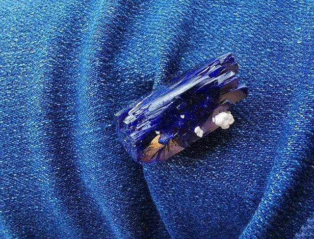 Rippling blue

Single Double Terminated Lustrous Azurite Crystal, Milpillas Mine, Sonora, Mexico

#azurite #milpillasazurite #mexico