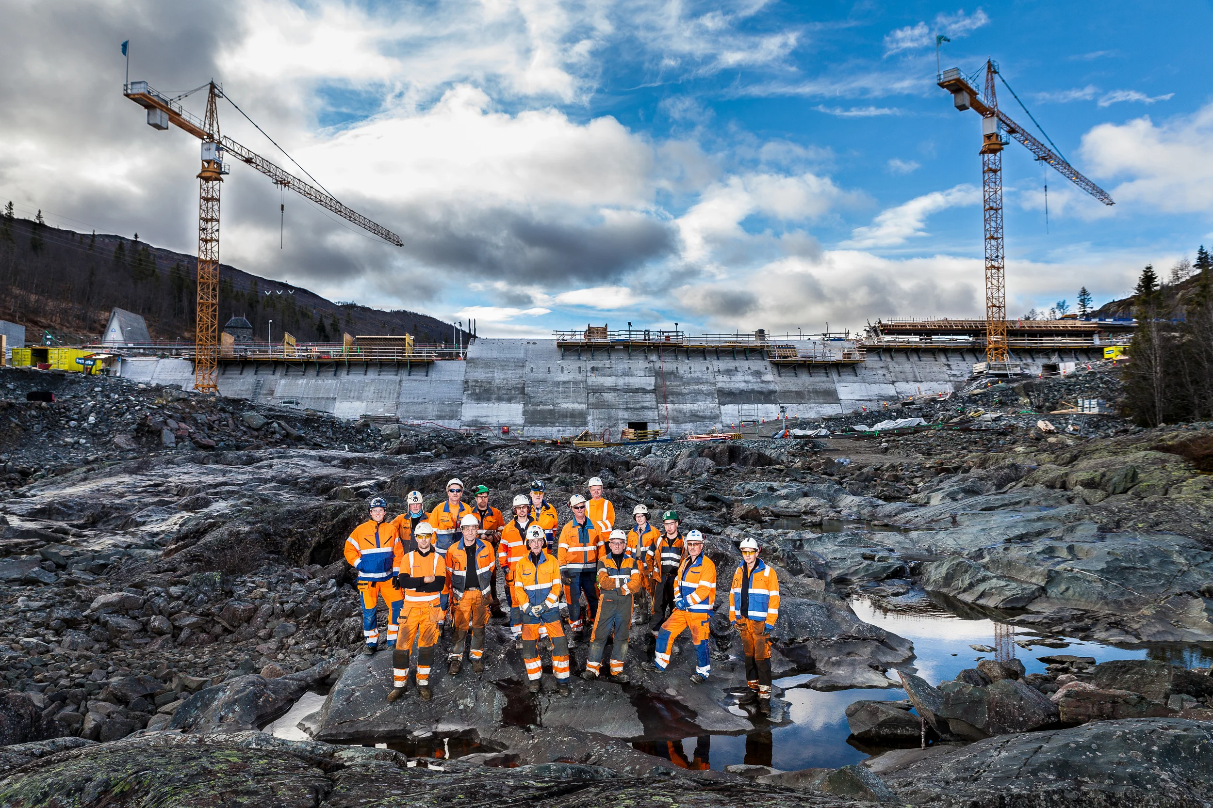 Dam Skarfoss er en viktig del av den såkalte Rjukanstrengen – Hydros største vannkraftsystem i Norge. Høsten 2013 fotograferte jeg arbeidslaget som bygget en helt ny demning foran den gamle fra 1961.