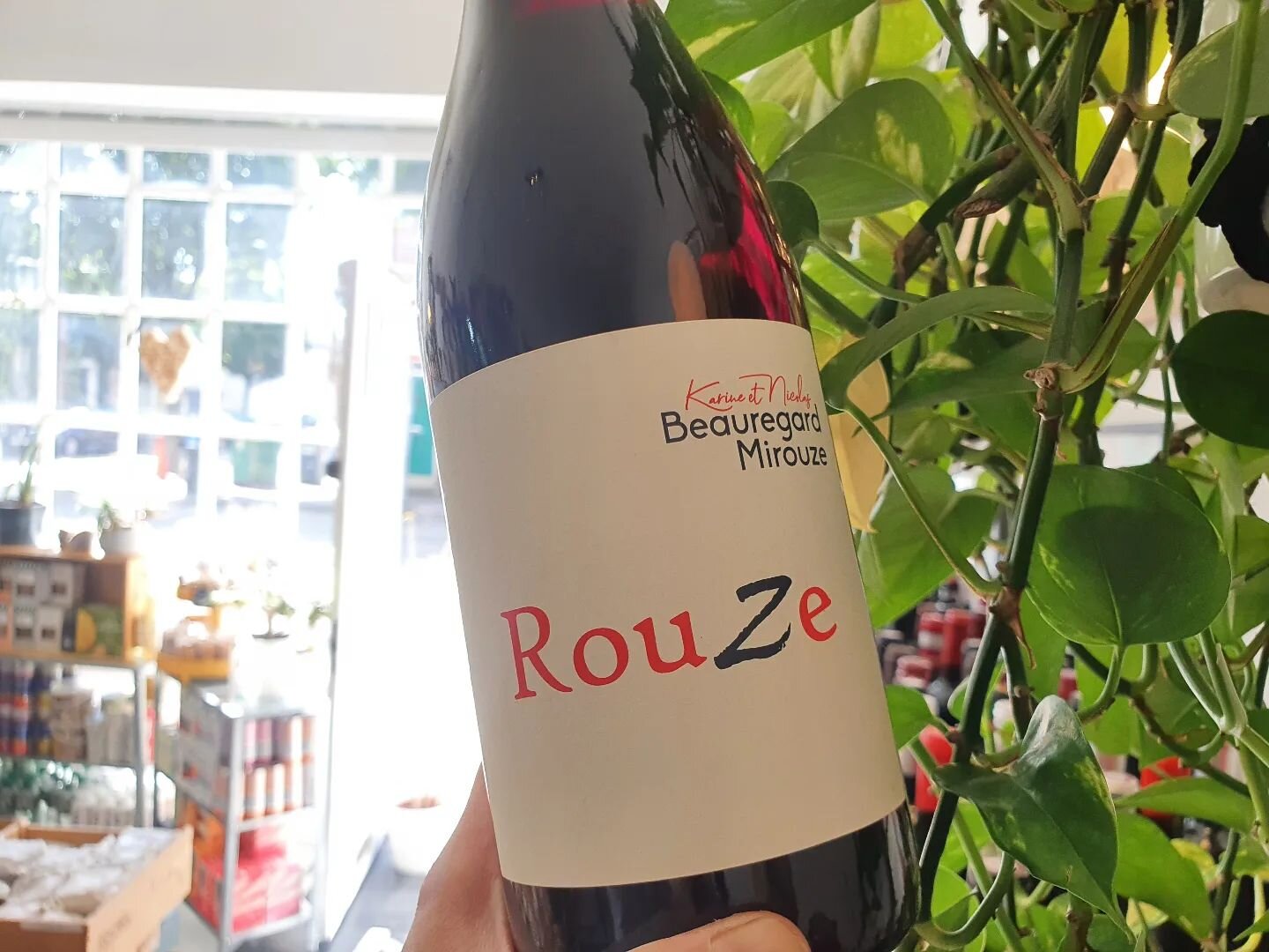 This half red, half ros&egrave; drop is lipsmackingly good on a sunny day! Easy breezy summer drinker that pairs brilliantly with food!

#summerwine #redwine #ros&egrave; #vindefrance #saturday #organicwine #funtimes #rouze