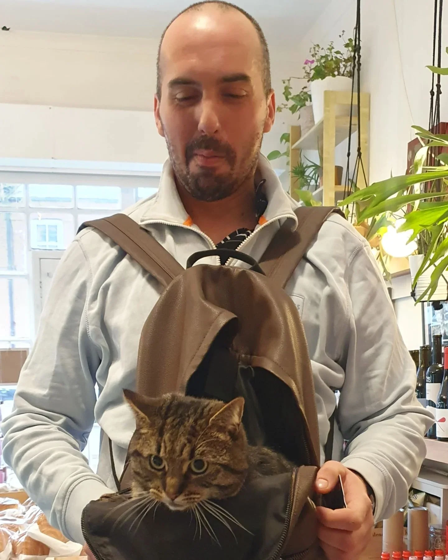 This Saturday is powered by cats and coffee! Patrick's first visit!

#petfriendly #catsmakemehappy #weekendvibes #caturday #specialitycoffee