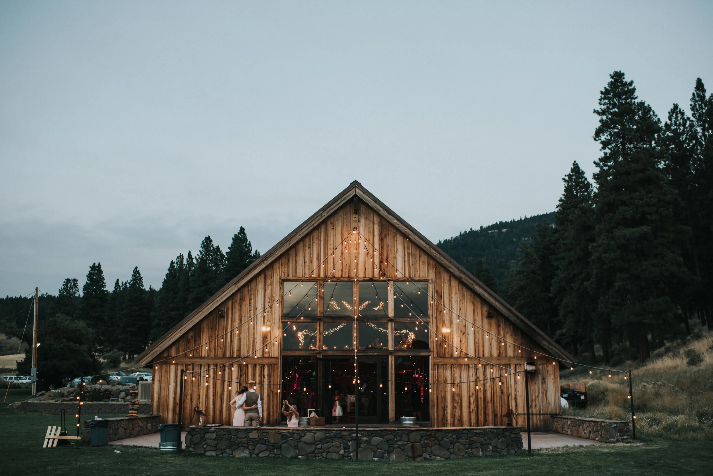 Wedding at The Cattle Barn in Cle Elum Washington | Megan & Ronny