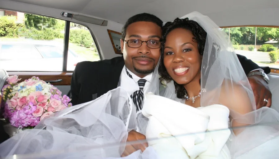 BRIDE AND GROOM PHOTO IN THEIR CAR