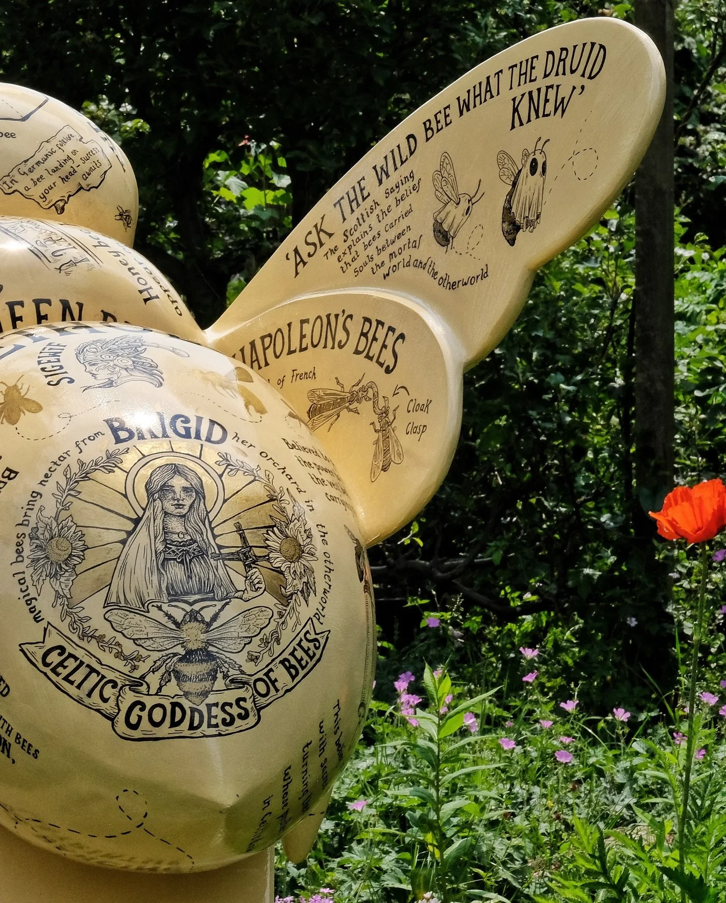 Folklore Thursday 🖤

My bucket list of life goals may differ from yours&hellip;..one I get ticked off this year was drawing the goddess Brigid on the bee-hind of a giant bee bum&hellip;&hellip;

In Celtic mythology, bees are associated with the godd