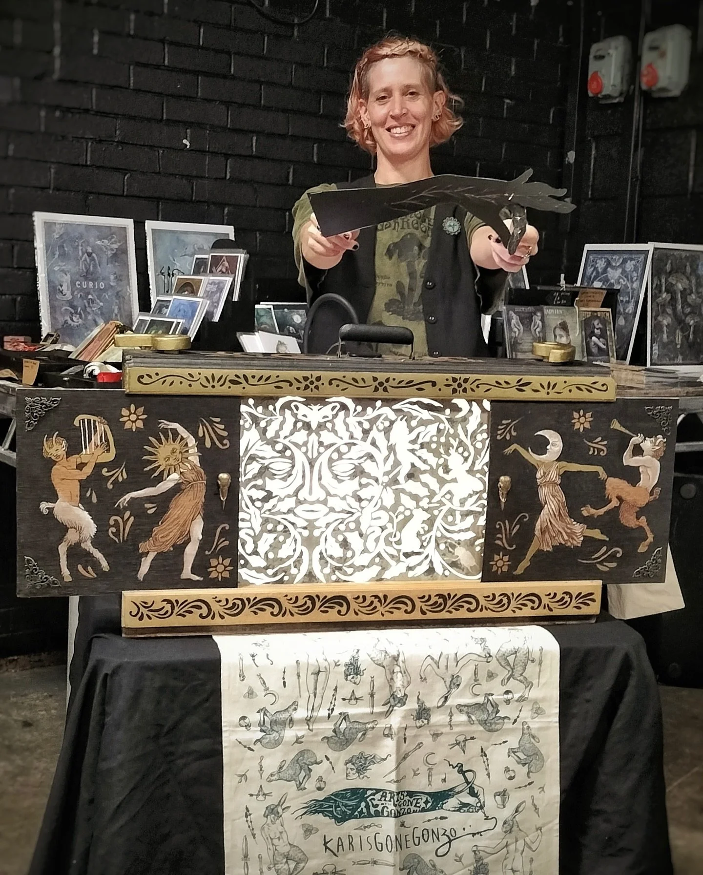 Shadowplay with @occultzine 🖤

A really fun and creative juice-spilling time in the @thebullingdon_ this weekend for the Oxford Occultzine comic and book fair. 

Enjoyed demonstrating snippets of Crankie theatre and spreading the shadow puppet love.