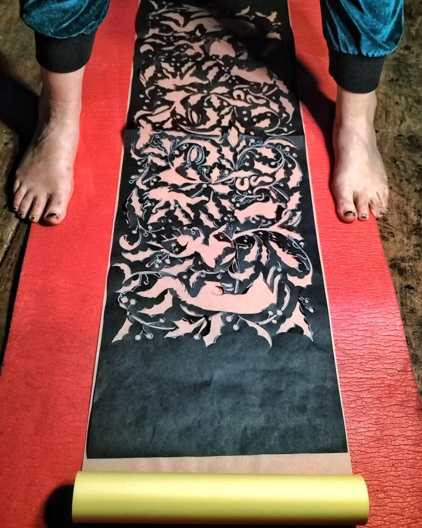 Creeping about a dark boat in a dark ditch trapping my shadows with the might of a prittstick. Can you tell what it is yet?
Ticket link in bio 🖤
#papercutart #shadowtheatre