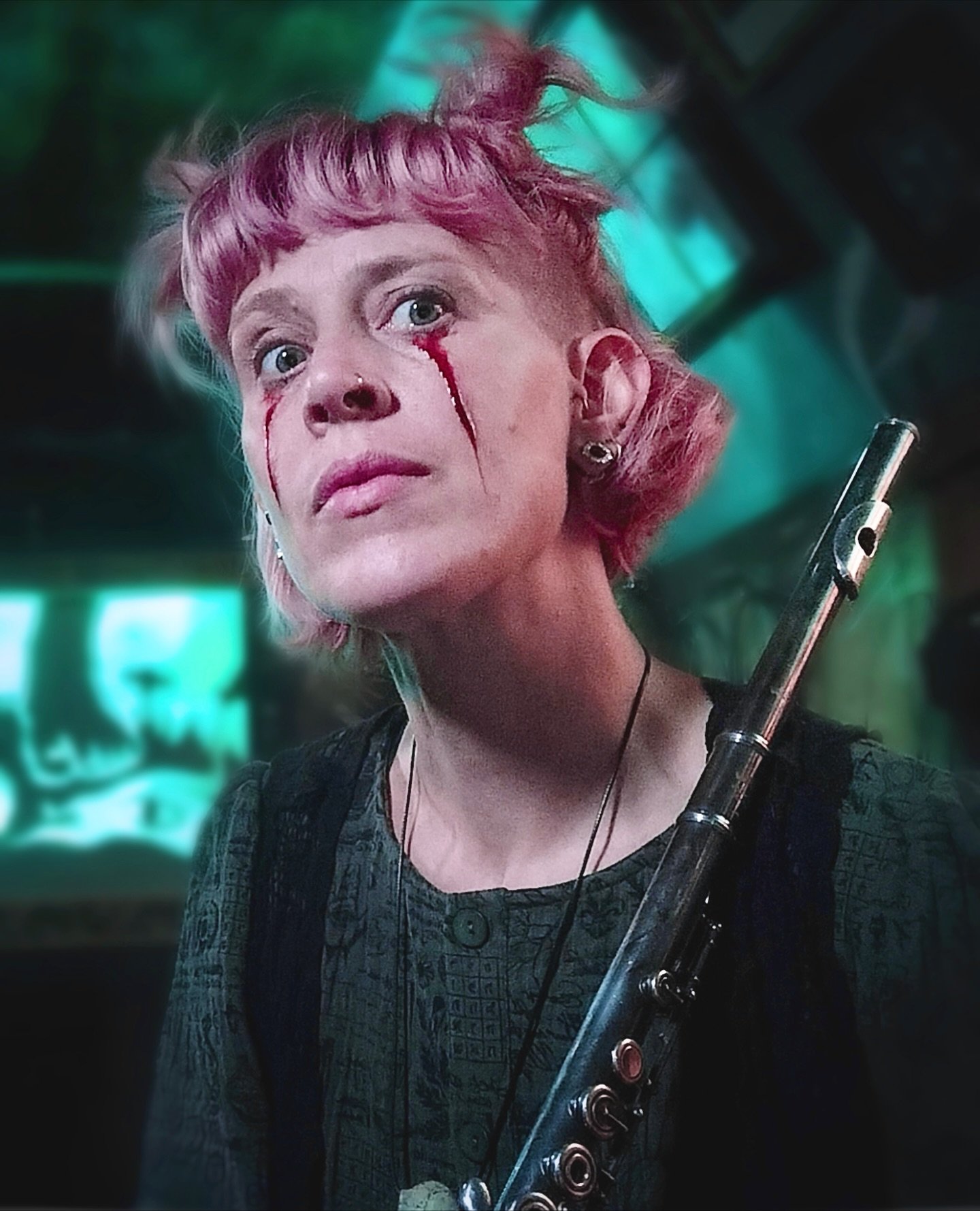 #samhainblessings 🐦&zwj;⬛🐦&zwj;⬛🐦&zwj;⬛

Embracing my inner (and outer) crone of war this evening. As November seeps in, here I stand in this liminal space, feathers twitching,  I transform.

The Morr&iacute;gan is a powerful Celtic goddess associ