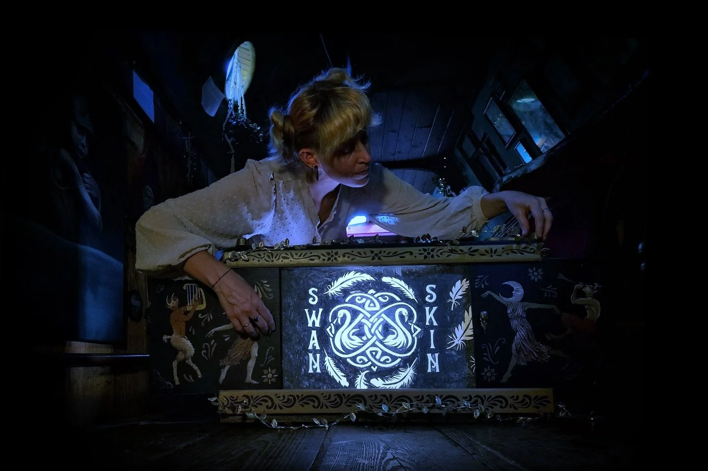 ✨🦢Swan skin&hellip;&hellip;a story of fact, folklore and feathers, inspired by the archeological finds in the Saveock Water pits -an ecology of magic down in Cornwall.🦢✨

Here are some stills from &lsquo;Swan Skin&rsquo;, a Crankie I exhibited as p