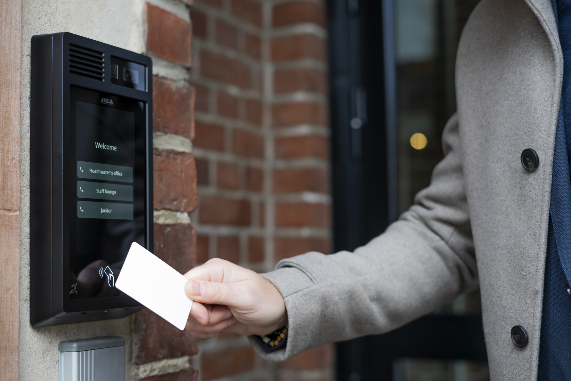 i8307ve_man_w_ta4711_entrance_university_campus_01_2502_hi_Mediaportal - Web PNG.png