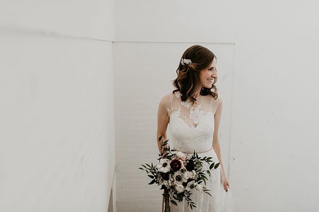 Anyone else embracing this foggy/rainy weather and celebrating its appearance by drinking maple pecan lattes all day? Or is it just me...? 😅🍂 🍁
.
.
Beautiful bride: @erica.murriel 
Hair: @ladyvampartistry 
Floral: @chezbloomfloralevents 
Venue: @s