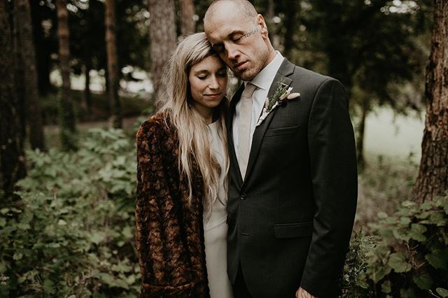 When a bride tells you they are getting married in their backyard and having their reception at a chalet in the forest, you know it&rsquo;s going to be a pretty magical experience. ✨🍃
.
Dress: @thewhiteroommpls