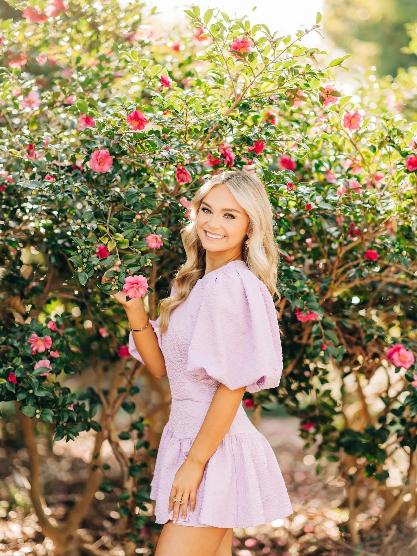 Upcoming senior?! Stop your scroll cause Camille is on the blog today to prove to you that Fall sessions can be just as vibrant &amp; colorful as Spring sessions! Would you guess this was a late November session?! 😍 Don&rsquo;t sleep on Fall session